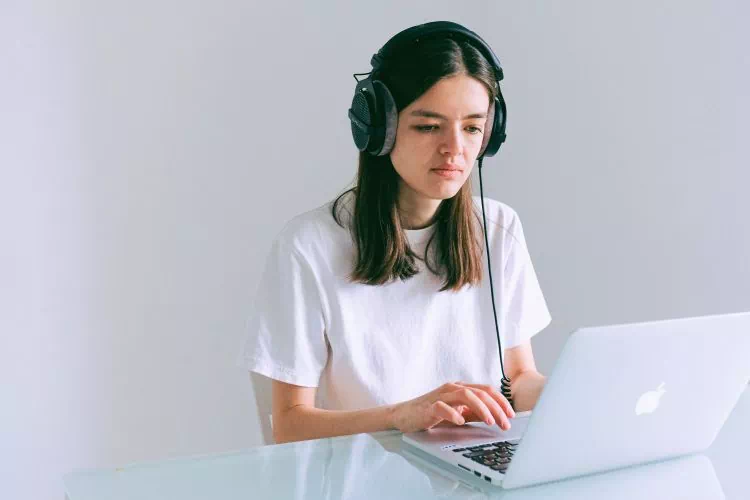 Femme écoutant de la musique sur Itunes