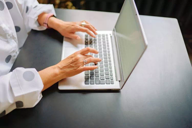 Femme sur son pc