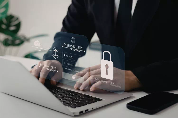 Spécialiste de cybersécurité travaillant sur son ordinateur