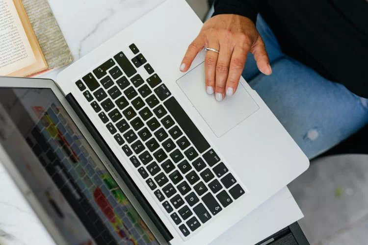 Personne en train d'installer Itunes sur Chromebook