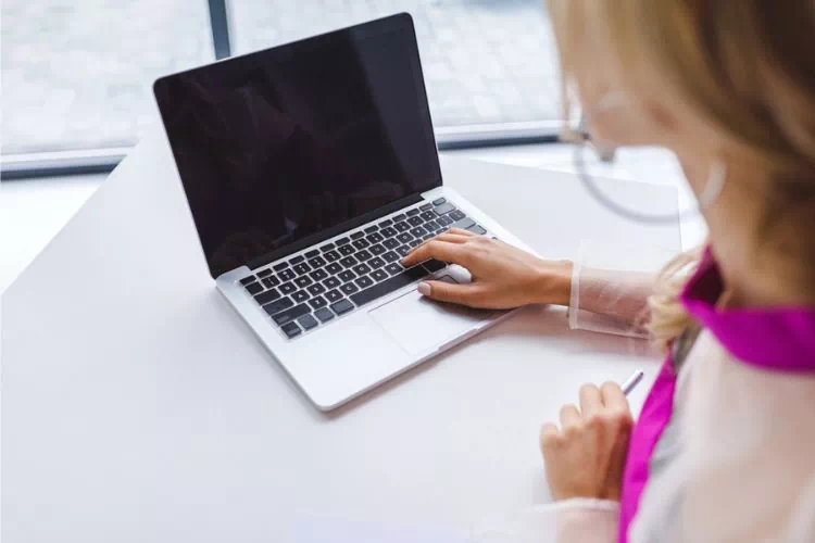 Femme sur Mac