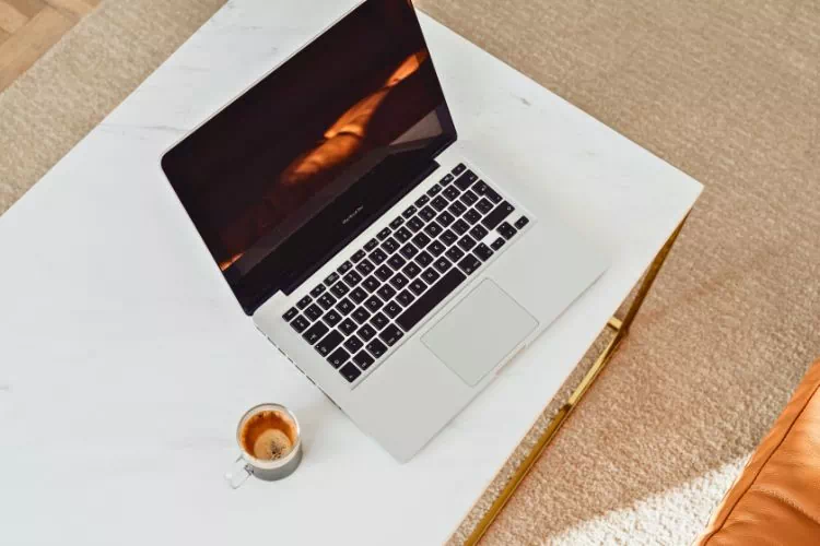 Macbook pro sur une table basse