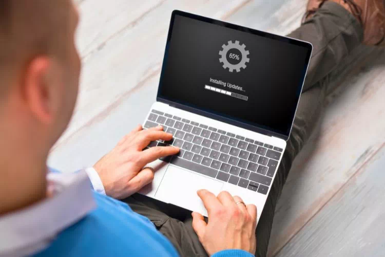 Homme faisant une mise à jour sur Mac