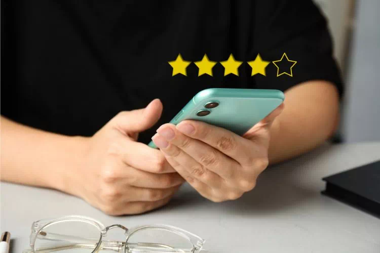 Personne mettant un avis depuis son phone
