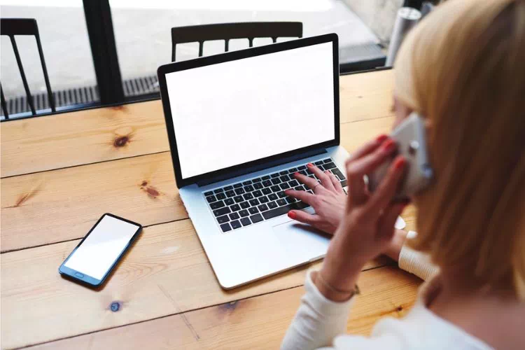 Femme travaillant sur mac