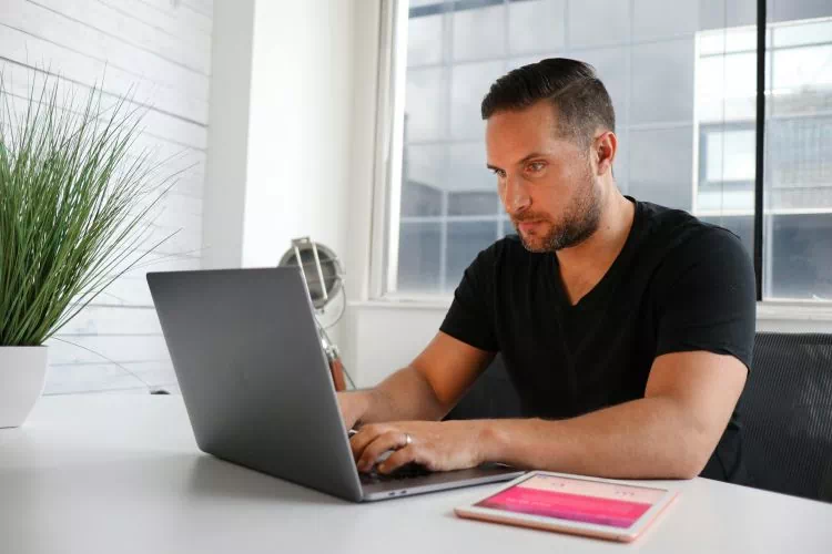 Homme en train de travailler sur son pc