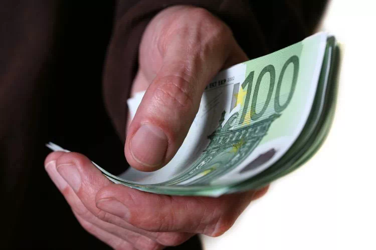 Personne tenant de l'argent