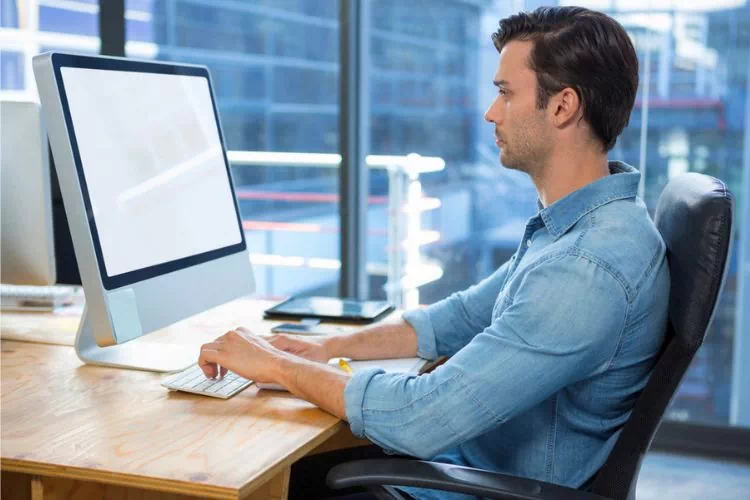Homme en train de travailler