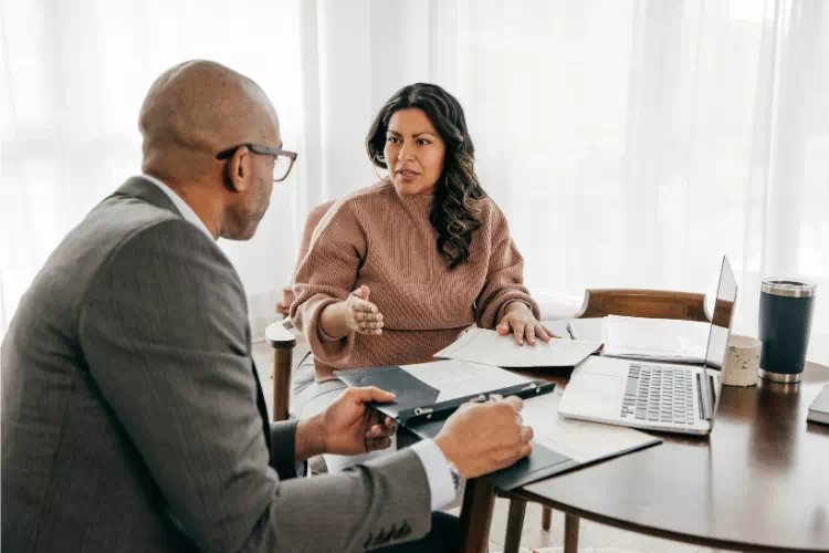 Courtier en assurance qui explique un sujet à un client