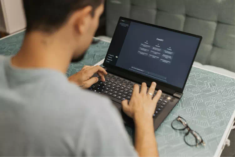 Membre de l'équipe marketing utilisant l'IA
