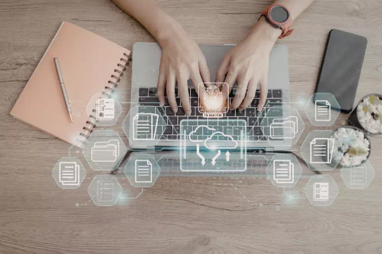 Collaborateur utilisant des outils numériques au travail
