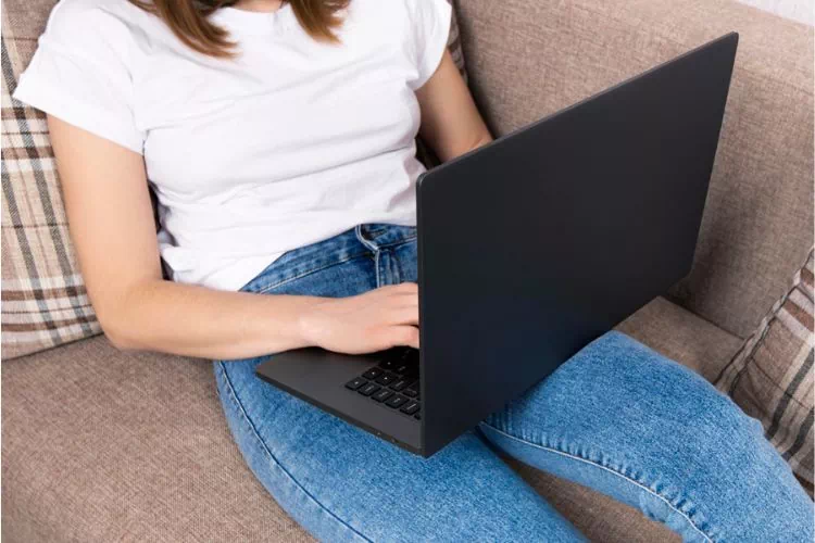 Femme sur son PC