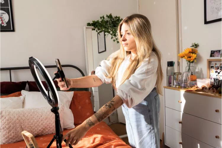 Femme faisant une vidéo