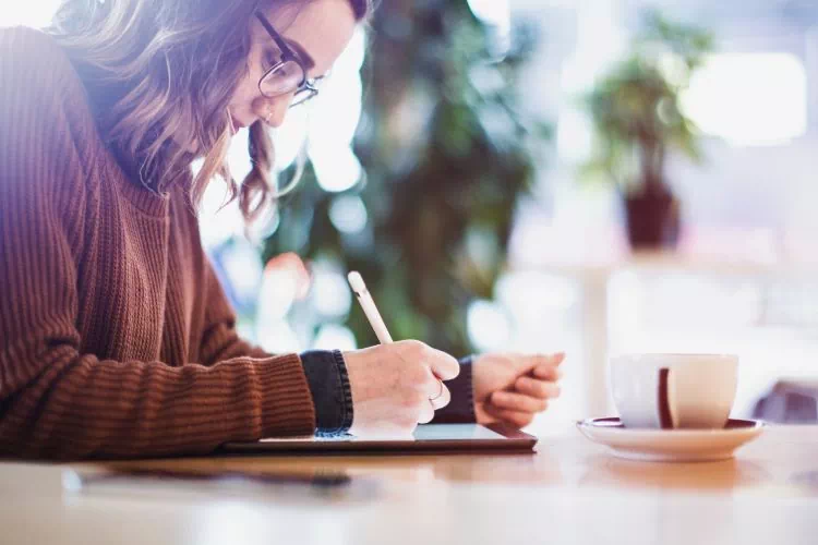 Femme en train de dessiner sur une tablette