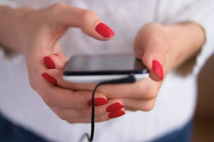Femme en train de télécharger une vidéo