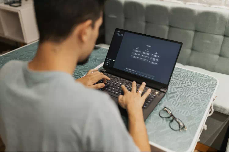 Personne qui utilise ChatGPT pour générer une image