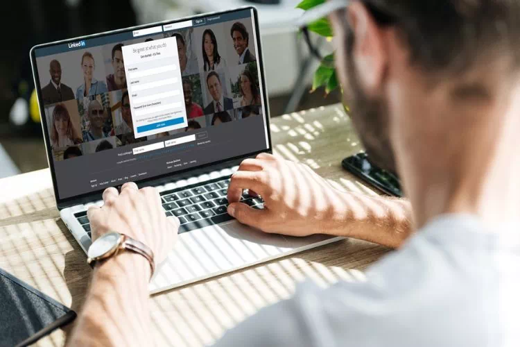 Homme se connectant à Linkedln