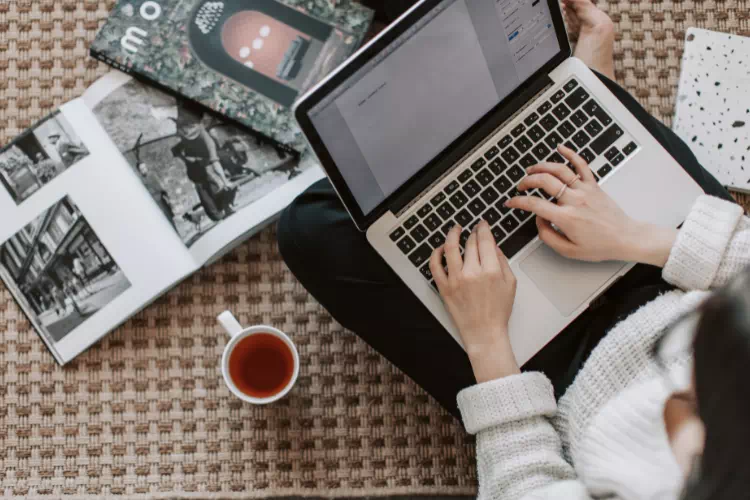 Personne qui travaille en freelance