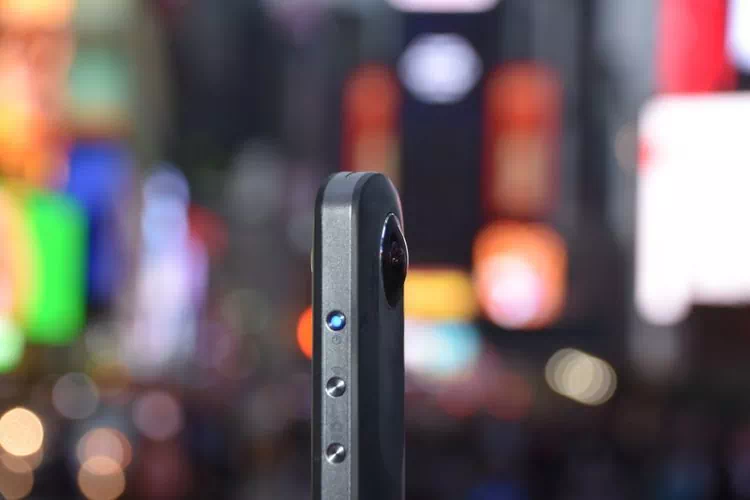 Caméra 360° avec en arrière plan et flou Time Square