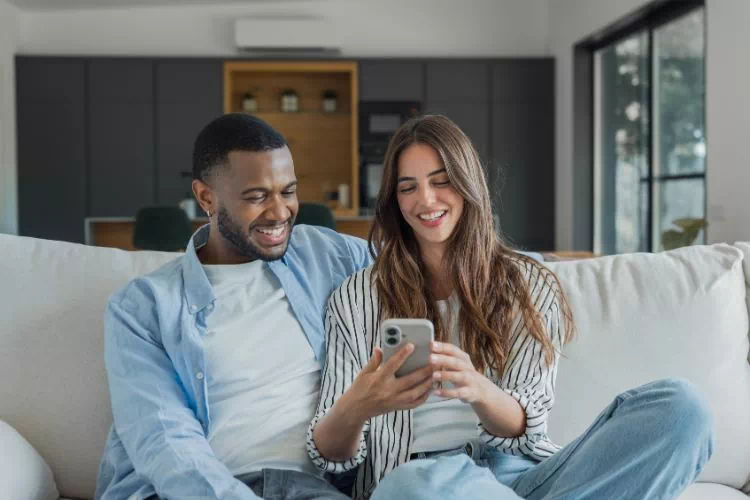 Couple ouvrant un compte sur leboncoin.fr