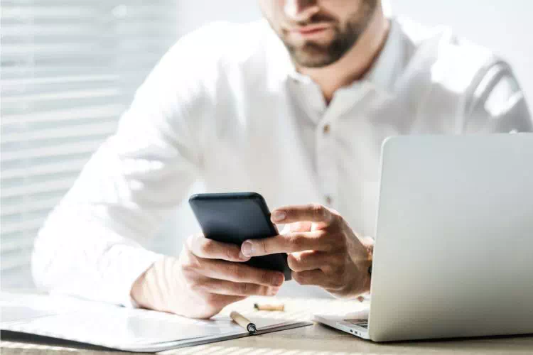 Homme sur Messenger
