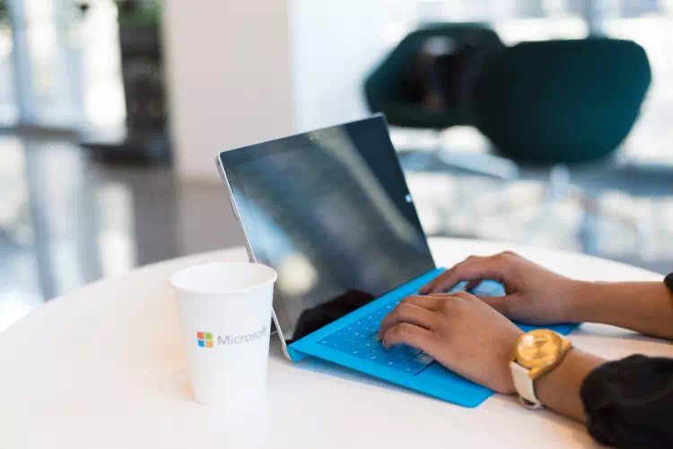 Personne installant Microsoft 365